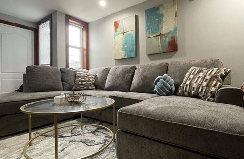 Mantua Apartment | Comfy cozy 3 bedroom 2 bathroom unit in University city - long or short term