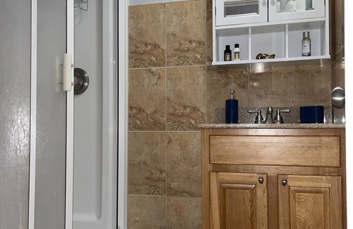 Mantua Apartment | Comfy cozy 3 bedroom 2 bathroom unit in University city - long or short term
