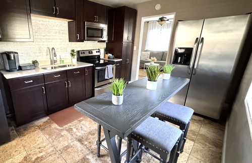 Riverside Apartment | Comfy cozy in trendy Riverside!