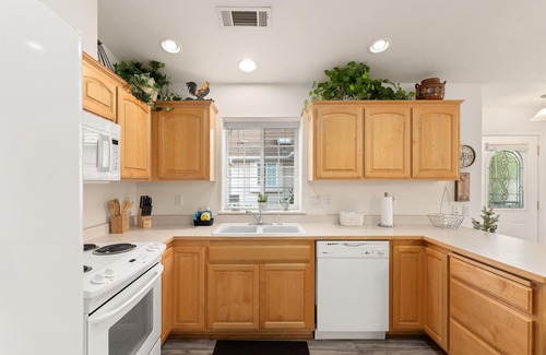Redwood Cottage | COMFY-COZY, Quiet, EV car CHARGER, GARAGE, Recliner