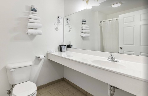 Renault Bed & Breakfast | Comfy Double Full Basic Room with Free Breakfast!