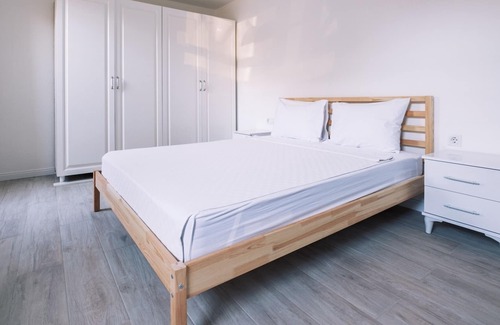 Bodrum City Center Apartment | Comfy Flat w Patio 3 min to Beach in Bodrum
