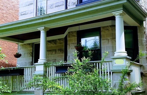 Lakewood-Balmoral Apartment | Comfy Garden Suite in Andersonville