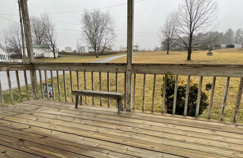 Crumpler House | Comfy Getaway w/stream and bridge out back