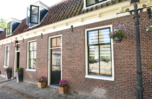 Edam House | Comfy Holiday Home with Fenced Courtyard in Edam close to Centre