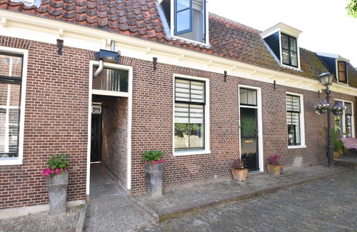 Edam House | Comfy Holiday Home with Fenced Courtyard in Edam close to Centre