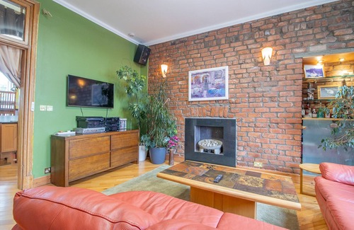 Hamilton Apartment | Comfy Home in Central Hamilton, nr. Glasgow, Scotland. Train Station 4 min Walk