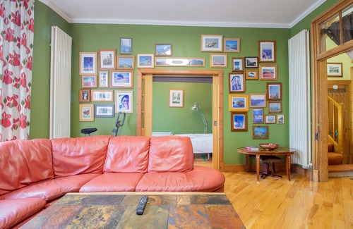 Hamilton Apartment | Comfy Home in Central Hamilton, nr. Glasgow, Scotland. Train Station 4 min Walk