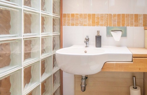 Hamilton Apartment | Comfy Home in Central Hamilton, nr. Glasgow, Scotland. Train Station 4 min Walk