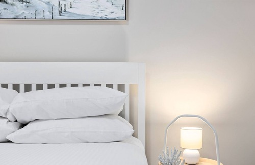 Kelvin Grove Apartment | Comfy Home in the Hub of the City