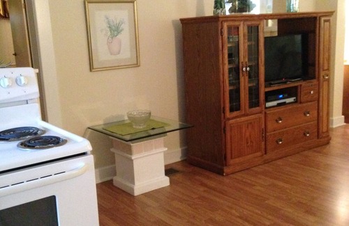 DeLand Apartment | Comfy King, queen pullout, relaxing front Porch, Short Walk To Downtown