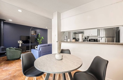 Bouldin Apartment | Comfy King Suite Getaway | Sleeps 4 | Pool, Prkg