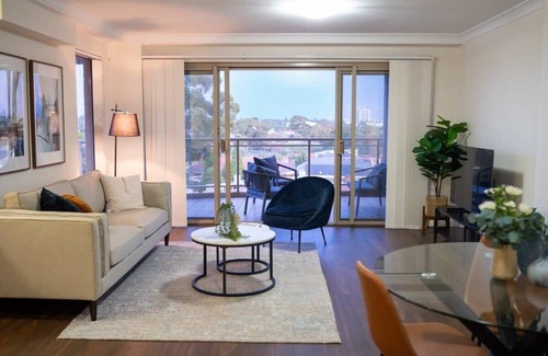 Maroubra Apartment | Comfy Maroubra Abode - Parking and District views
