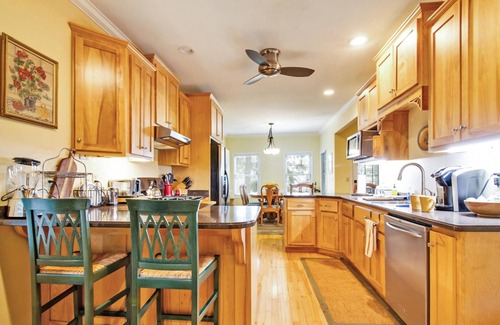 Ozone House | Comfy Mountain Top Home, Pet Friendly, Great Sunsets & Star Gazing from Hot Tub