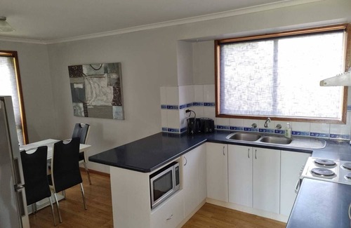 Portland House | Comfy Ocean Getaway with Boat or Caravan Space & Unlimited Wi-Fi & Netlfix!