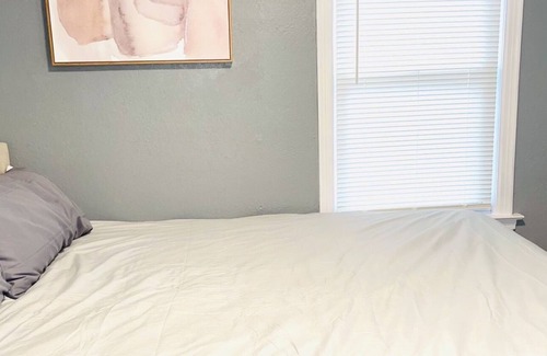 Ward Parkway Cottage | Comfy Renovated Waldo Getaway, Walkable, Convenient