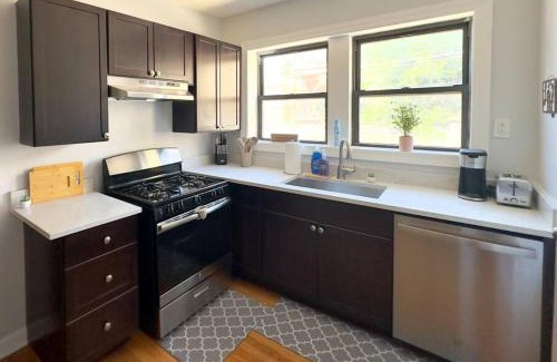 West Ridge Apartment | Comfy Retreat In Rogers Park, Prime Location!