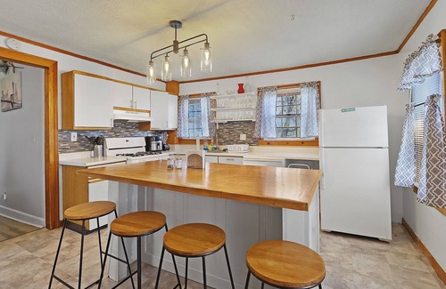 West Haven House | Comfy Seaview 3 bedroom minutes from Yale and the beach