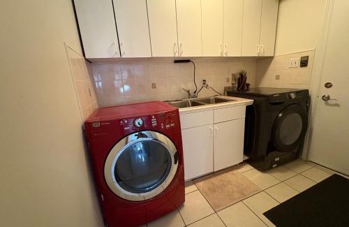 Orangeville House | Comfy & Spacious 4BR Family Home with Free Parking, Laundry, BBQ! 10 Min Walk to Headwaters Hospital, 5 Min Drive to Mount Alverno Luxury Resorts, Ideal for Medical, Vacation or Work Stays!