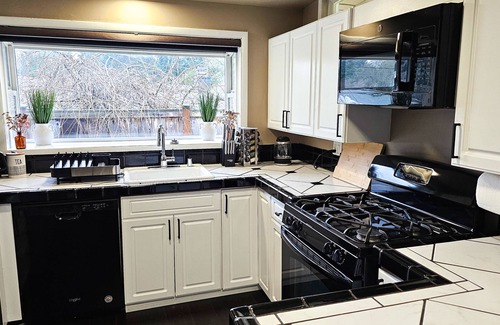 East Lake Hills House | Comfy/Spacious Lake Hills House