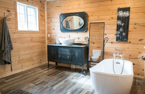 Blue Sea Cottage | Comfy, Spacious Lakefront Oasis with Sauna and Hot Tub in Beautiful Blue Sea, QC