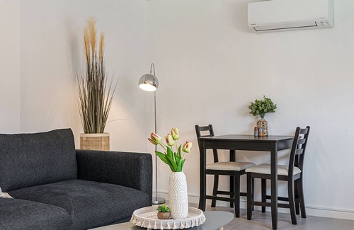 Carnegie Apartment | Comfy Studio near Racecourse, Dining & CBD Trains