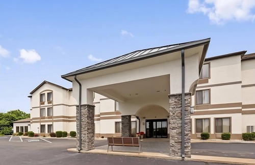 Blaine Hotel | Comfy Suite Near I-70 in Saint Clairsville w/Free Breakfast & Pool!