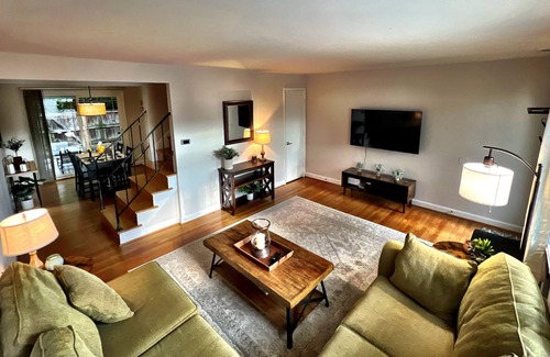 Henrico House | Comfy townhouse in highly desirable area of town