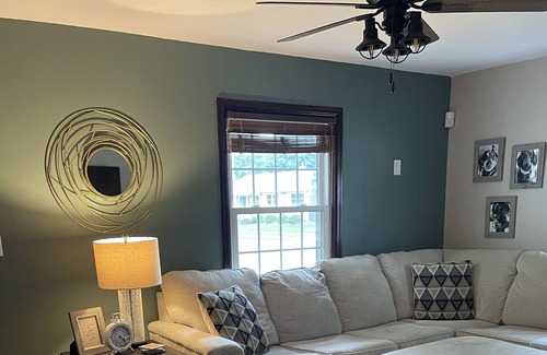 Oshkosh House | Comfy Two bedroom home 1 block away from EAA!