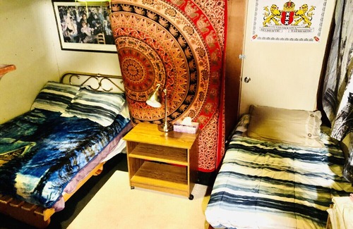 Robson House | comfy, Unique, fun suite, full kitchen, 2 bedrooms, patio, fire pit smoking area