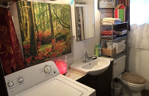 Robson House | comfy, Unique, fun suite, full kitchen, 2 bedrooms, patio, fire pit smoking area