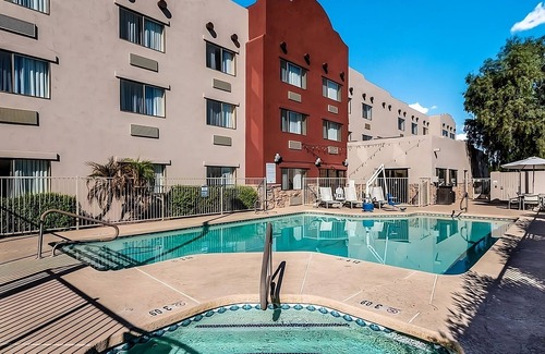 Palm Valley Hotel | Comfy Unit for Business Travel, Free Parking, Breakfast