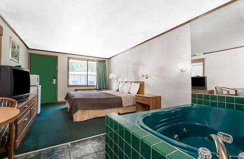 Summitt Hotel | Comfy Unit, Table Tennis, Pool, Free Parking, Free WiFi, Pets Allowed