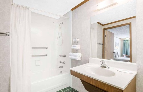 Summitt Hotel | Comfy Unit, Table Tennis, Pool, Free Parking, Free WiFi, Pets Allowed
