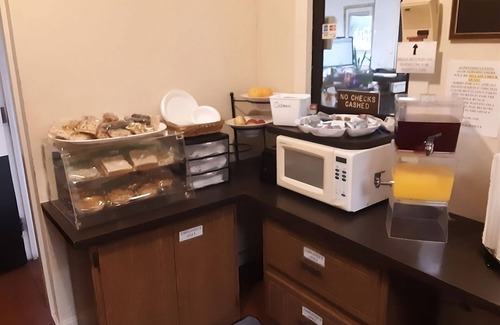 Summitt Hotel | Comfy Unit, Table Tennis, Pool, Free Parking, Free WiFi, Pets Allowed