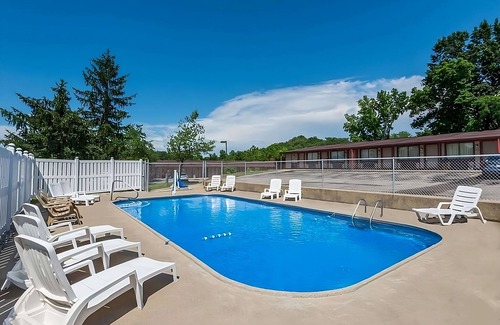 Summitt Hotel | Comfy Unit, Table Tennis, Pool, Free Parking, Free WiFi, Pets Allowed