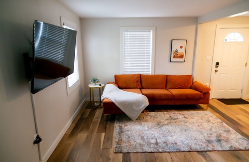 East Orange House | Comfy with Free Parking, 2 beds Near Airport, Park/Hospital!