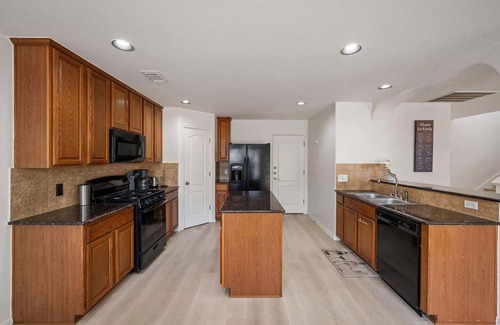 McNeil House | *CommunityPool*Huge Backyard*PetFriendly