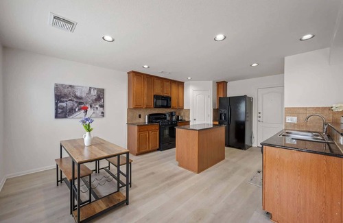McNeil House | *CommunityPool*Huge Backyard*PetFriendly
