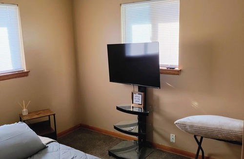 Akron House | Compact, Cozy and Complete 2-bedroom bungalow with WiFi, AC in Akron
