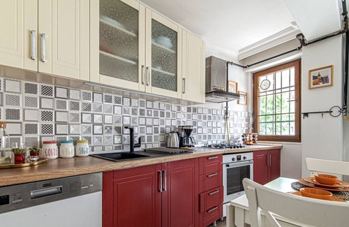 Celiktepe Mahallesi Apartment | Compact Flat w Backyard 6 min to Kanyon Mall
