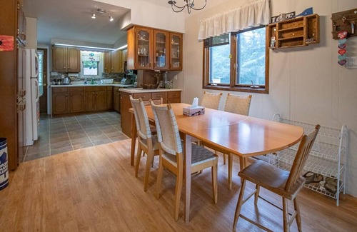 Sauble Beach Cottage | Compass Cottage - Pool & 10 mins to Sauble Beach