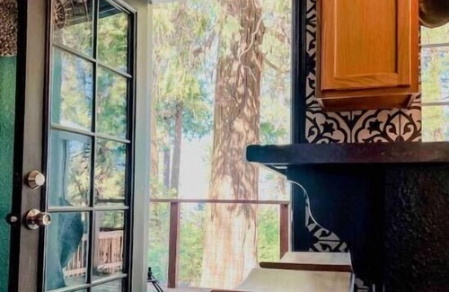 Sierra Village House | Compass SOUTH! A Boho Bungalow Fast Wi-Fi A/C