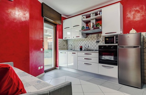 Fiumicino Apartment | Complete and fully equipped, lively and colorful apartment in the center of the city.