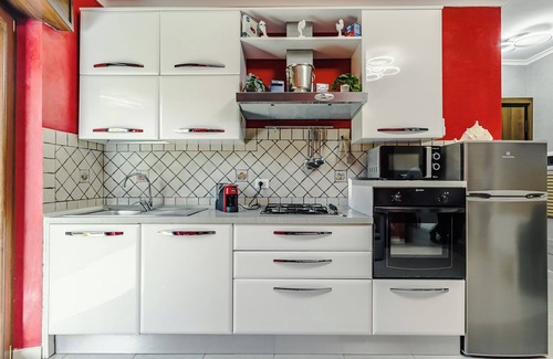 Fiumicino Apartment | Complete and fully equipped, lively and colorful apartment in the center of the city.