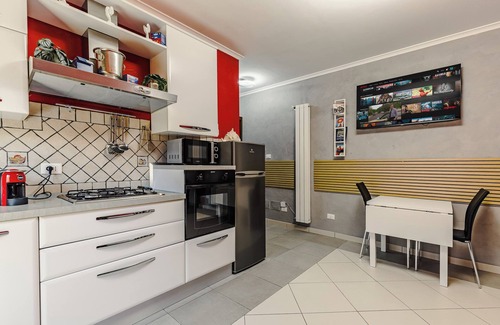 Fiumicino Apartment | Complete and fully equipped, lively and colorful apartment in the center of the city.