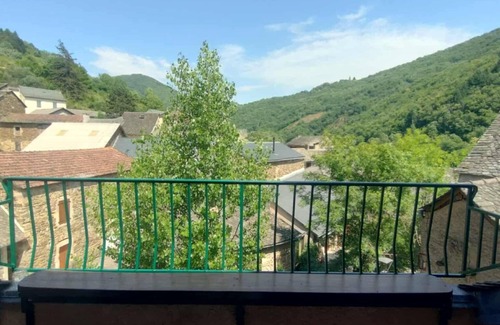 Le Truel House | Complete house sleeps 5 In the center of the village of Truel, on the banks of the Tarn river