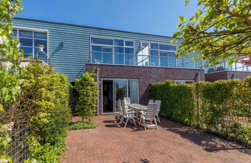 Oude-Tonge House | Complete, popular island house with steam shower. There is a lockable fence between the garden and t