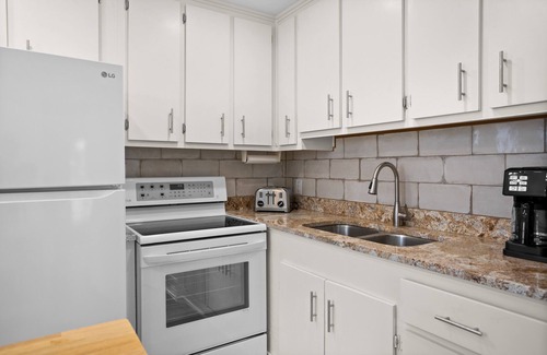 Disston Heights House | Completely Refinished Home Fresh 2 bedroom 5 miles from downtown and the beach
