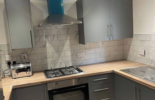 Runcorn House | Completely Renovated House with 4 Double Beds